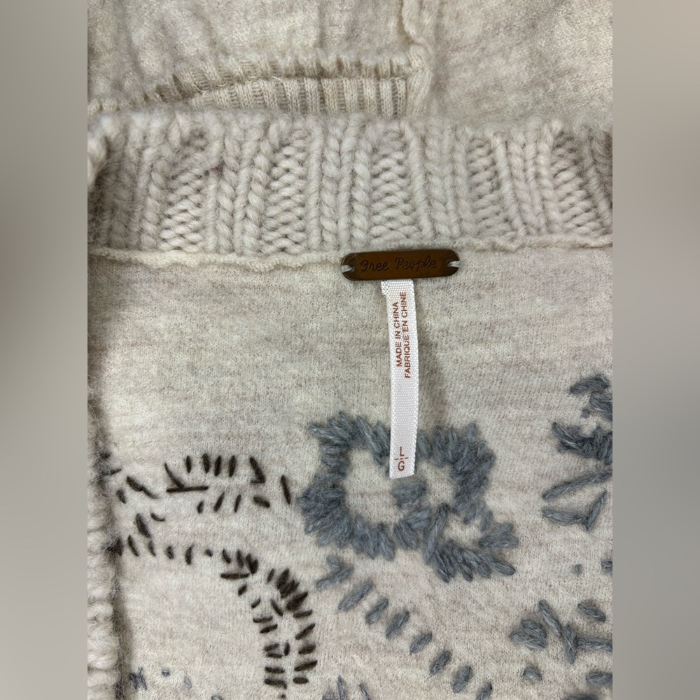 Free People Wool Women's Cream Sweater Jacket with hook closure size Large - Picture 11 of 15